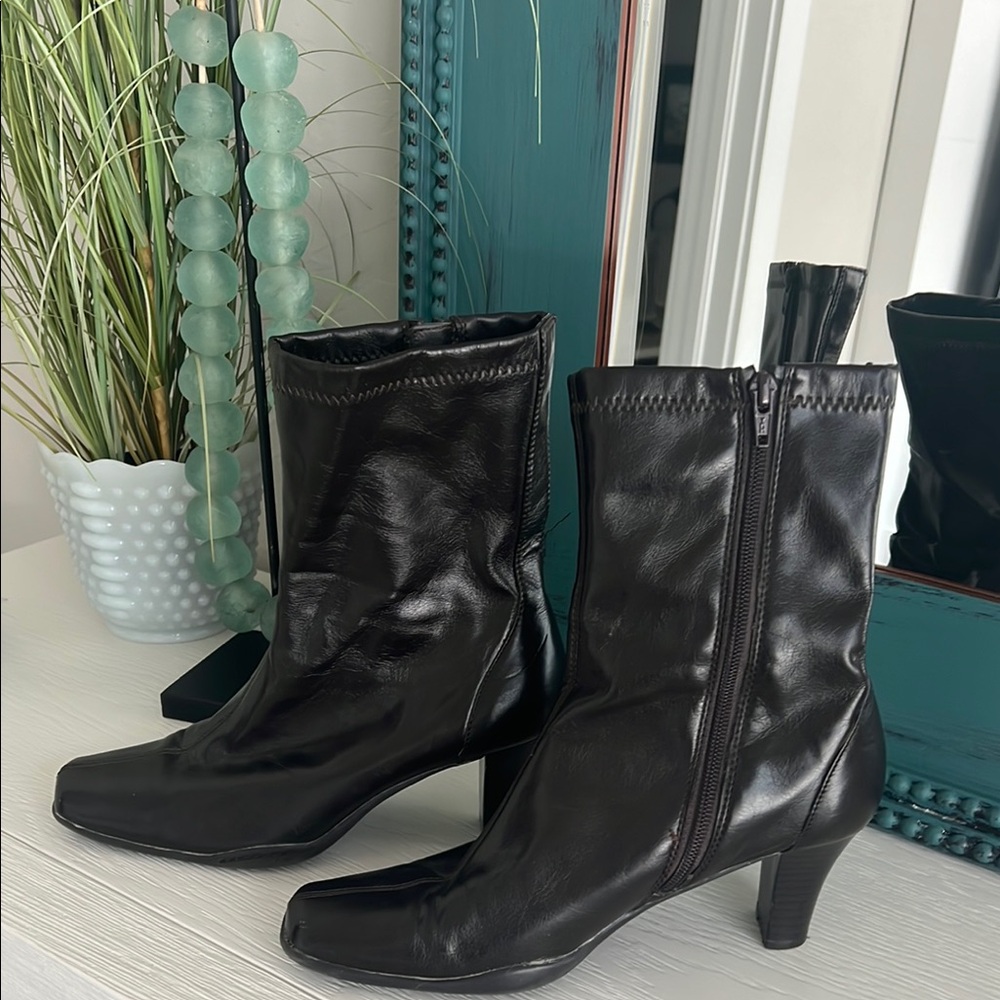 Like new Aerosoles chocolate brown ankle boots! Size 8 1/2. 👢